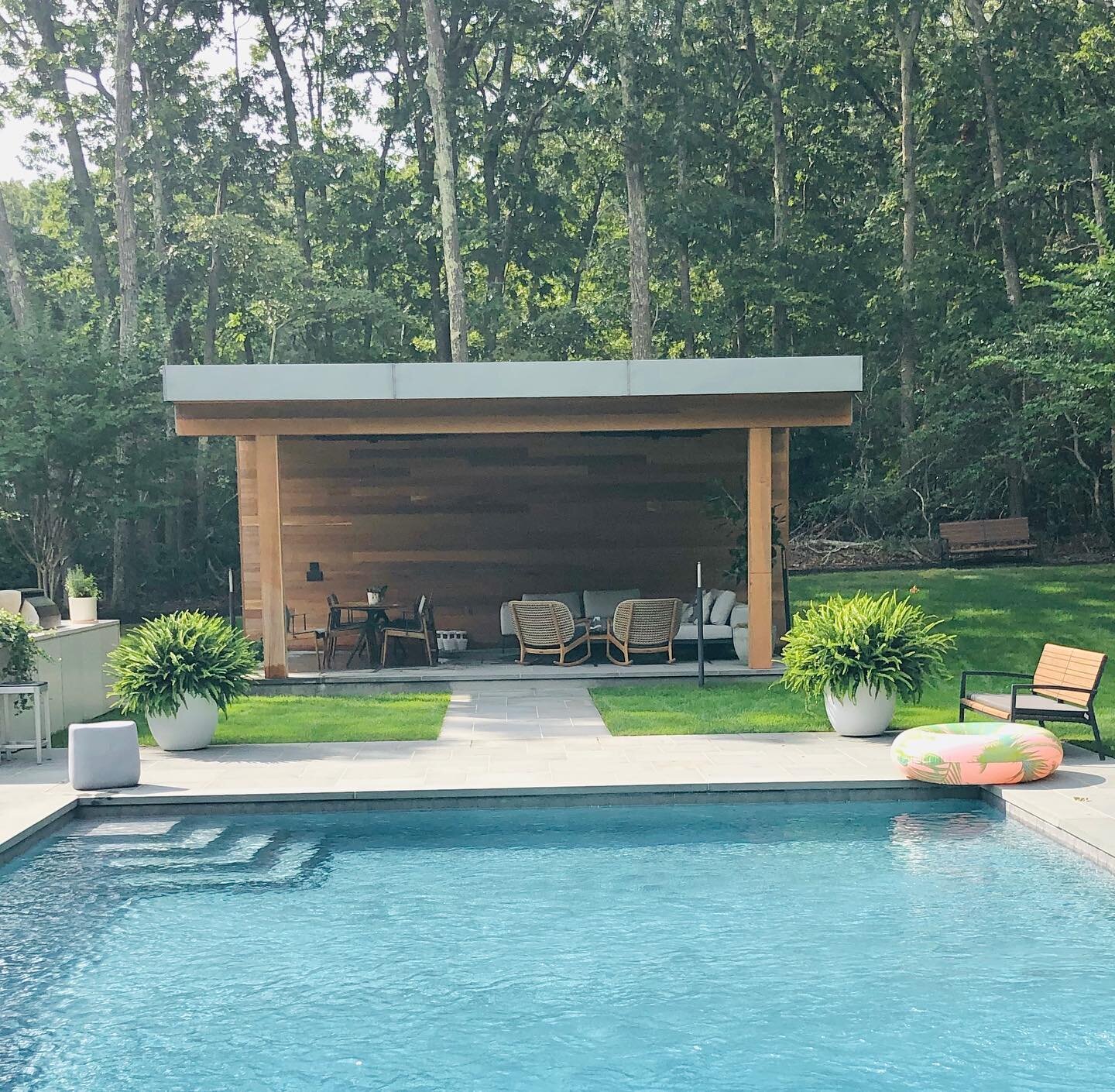 This sumptuous pavilion is an outdoor oasis and a perfect solution to the pandemic summer... @m.sabir_ward #mswinteriors @ronald_webb_builder #modernarchitecturedesign #modernarchitecture #contemporarydesign #outdoorliving #poolsidevibes #designinspo