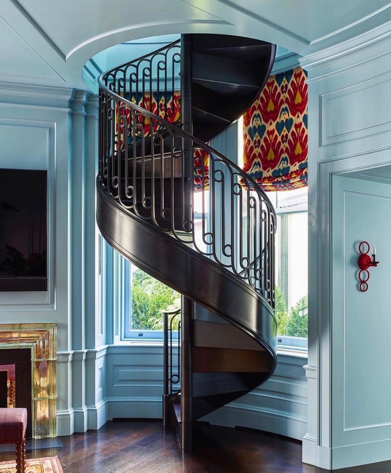 If I was looking for the perfect spiral staircase this would be it...with ornate detailing framed in a classic bay window makes a dramatic statement! @peterpennoyerarchitects photo @ericpiasecki #classicinteriordesign #architecturaldesign #architectu