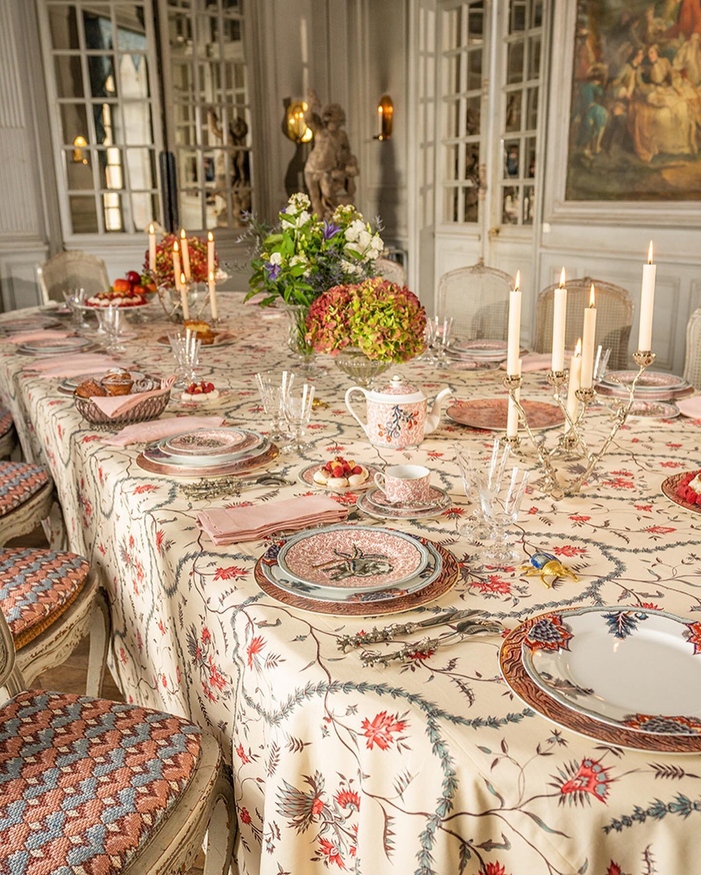 I had the chance to see the Braqueni&eacute; textiles and Bernardaud collection up close and personal at a recent Pierre Frey presentation&hellip;this beautiful tableware collaboration captures the spirit of classic French fabrics in fresh patterns w