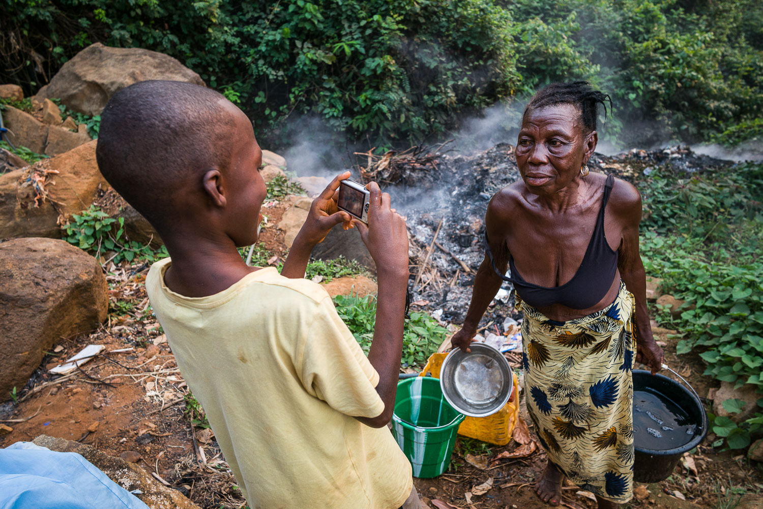 April 2017. Francis photographs his grandmother Nidia. About a year after losing his father to Ebola, Francis decided that he too would like to follow in his father's footsteps and become a photographer. At the time, the means to achieving this seem