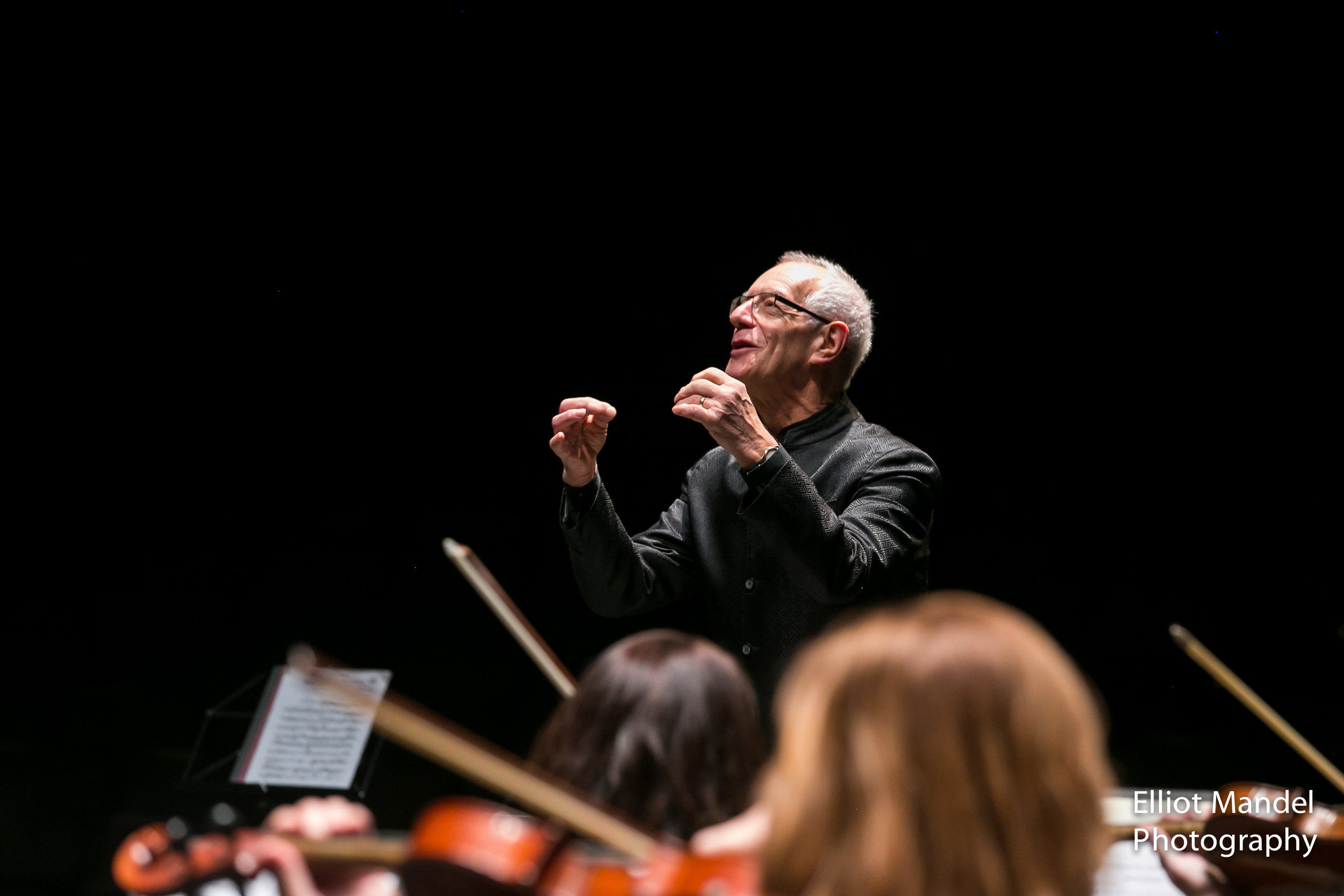  Nicholas Kraemer conducts Bach with Music of the Baroque. 
