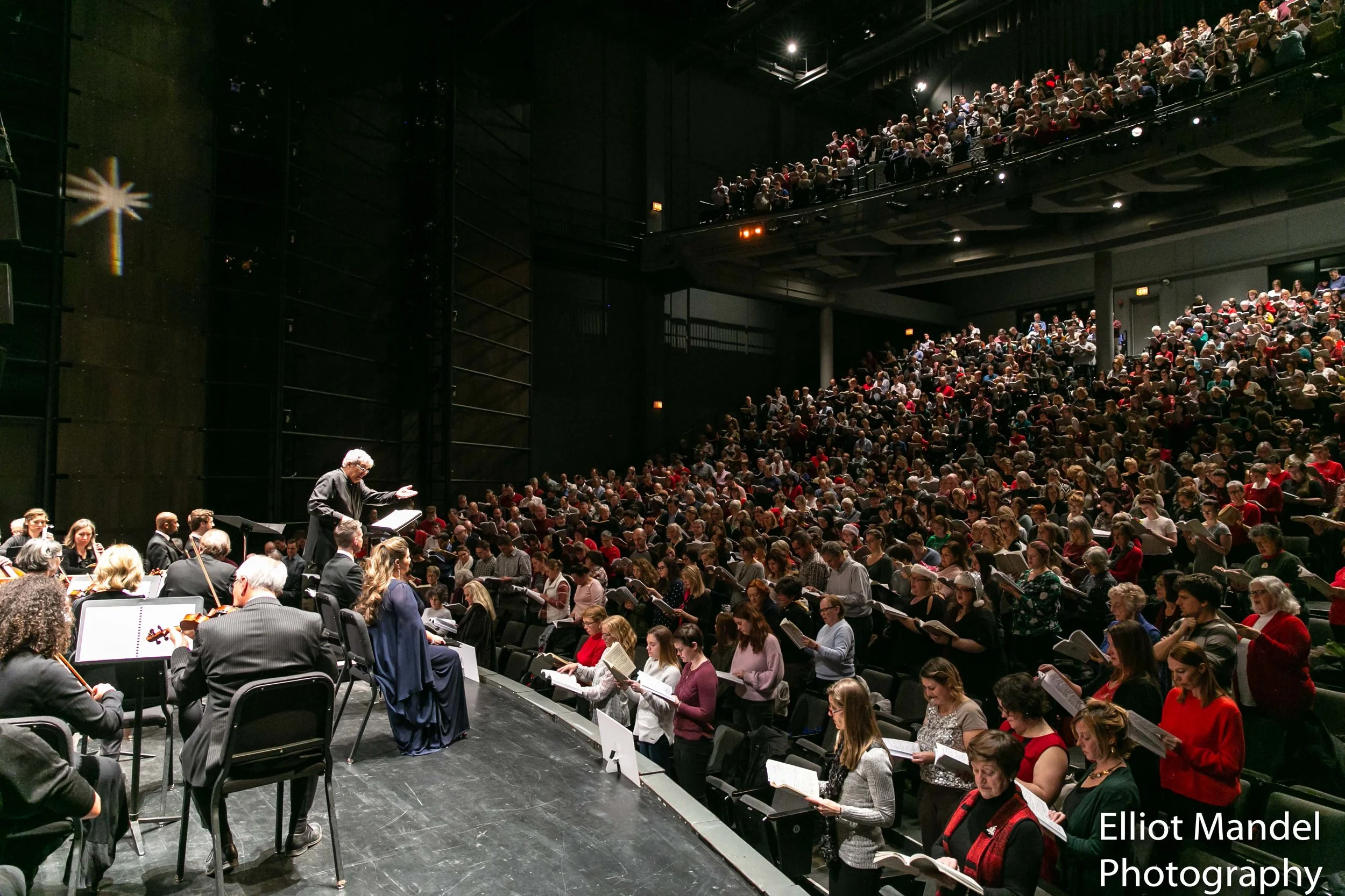 Maestro Stanley Sperber leads the masses in the International Music Foundation’s DIY Messiah (Dec 17, 2018), though one face stood out from the crowd…