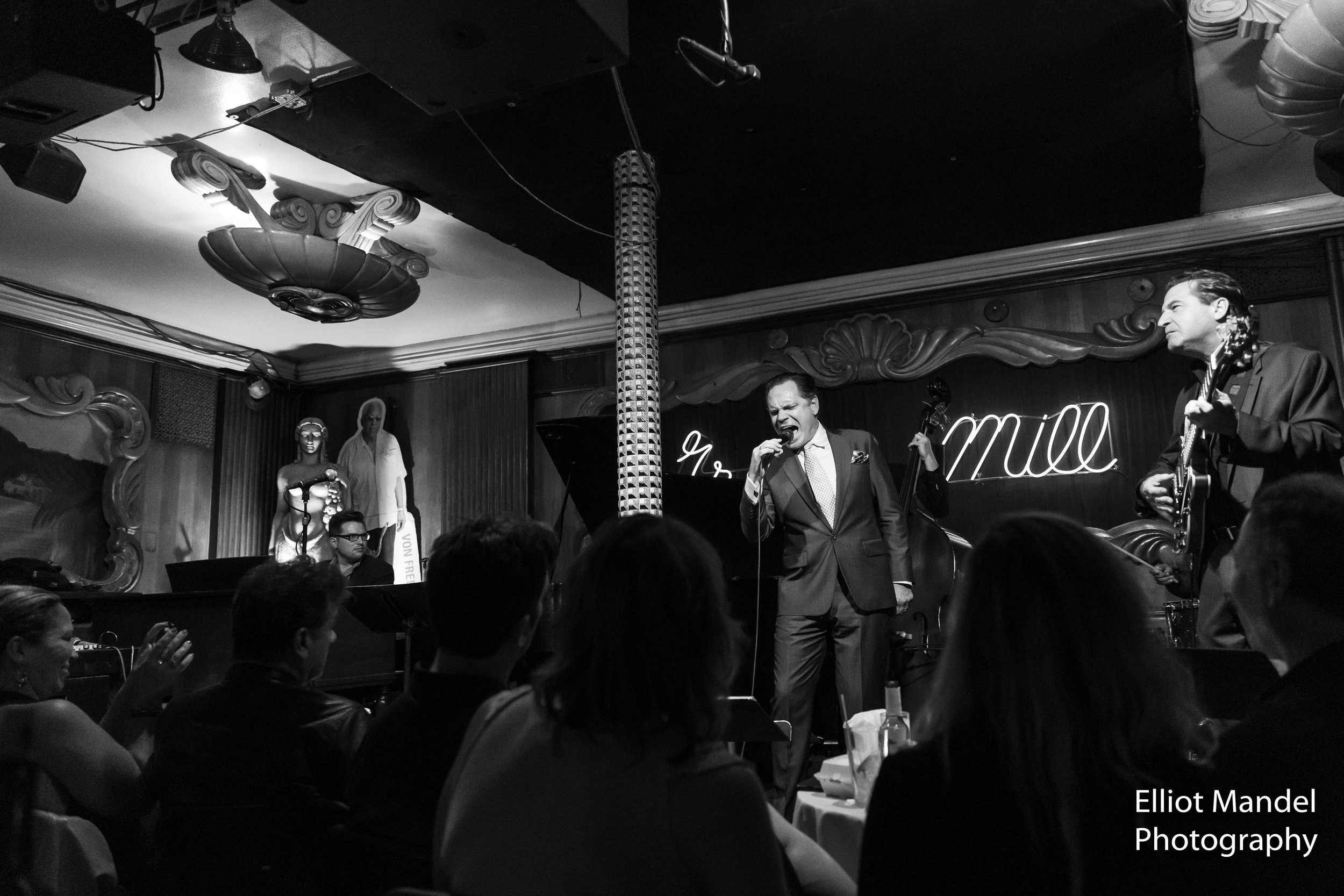  Kurt Elling in full voice at a packed Green Mill (June 22, 2018). 