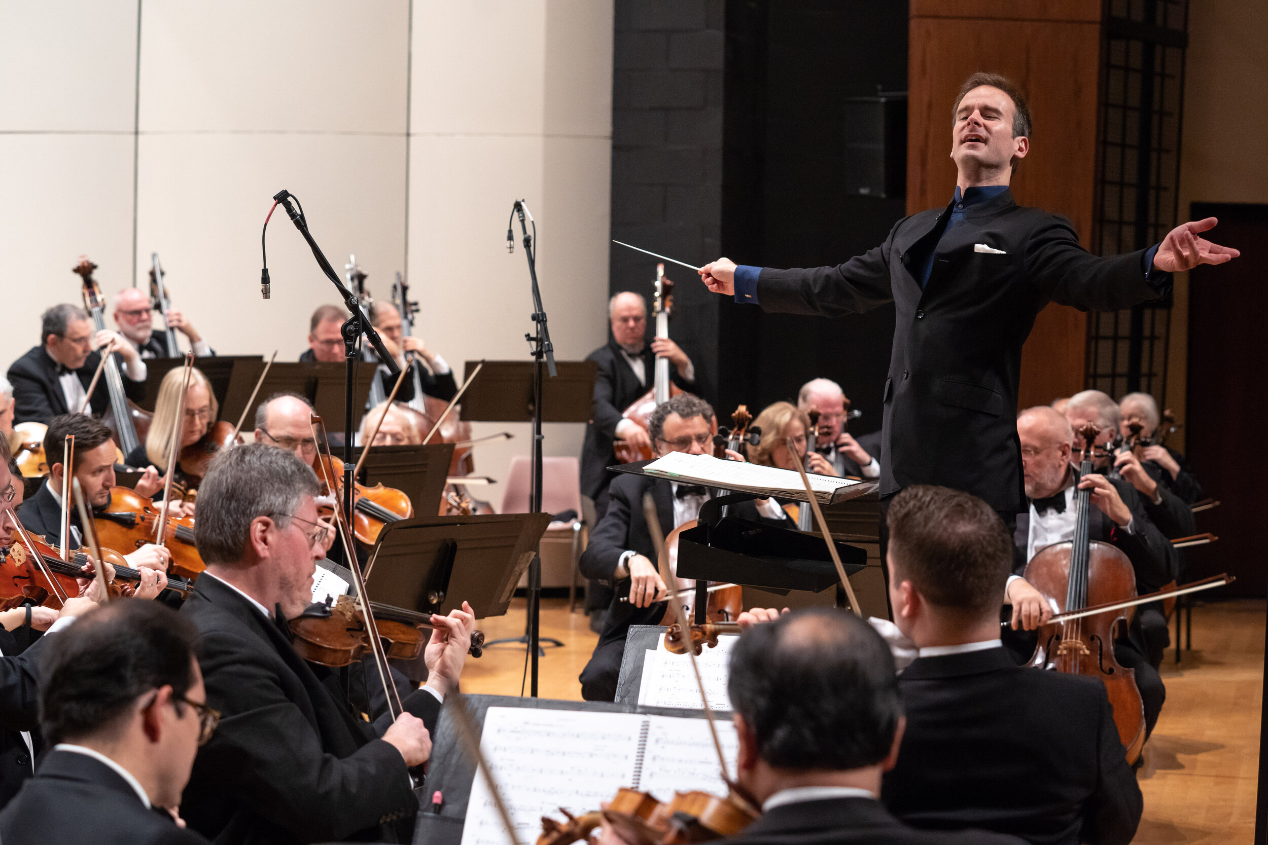  October: Vladimir Kulenovic leads the Lake Forest Symphony. 