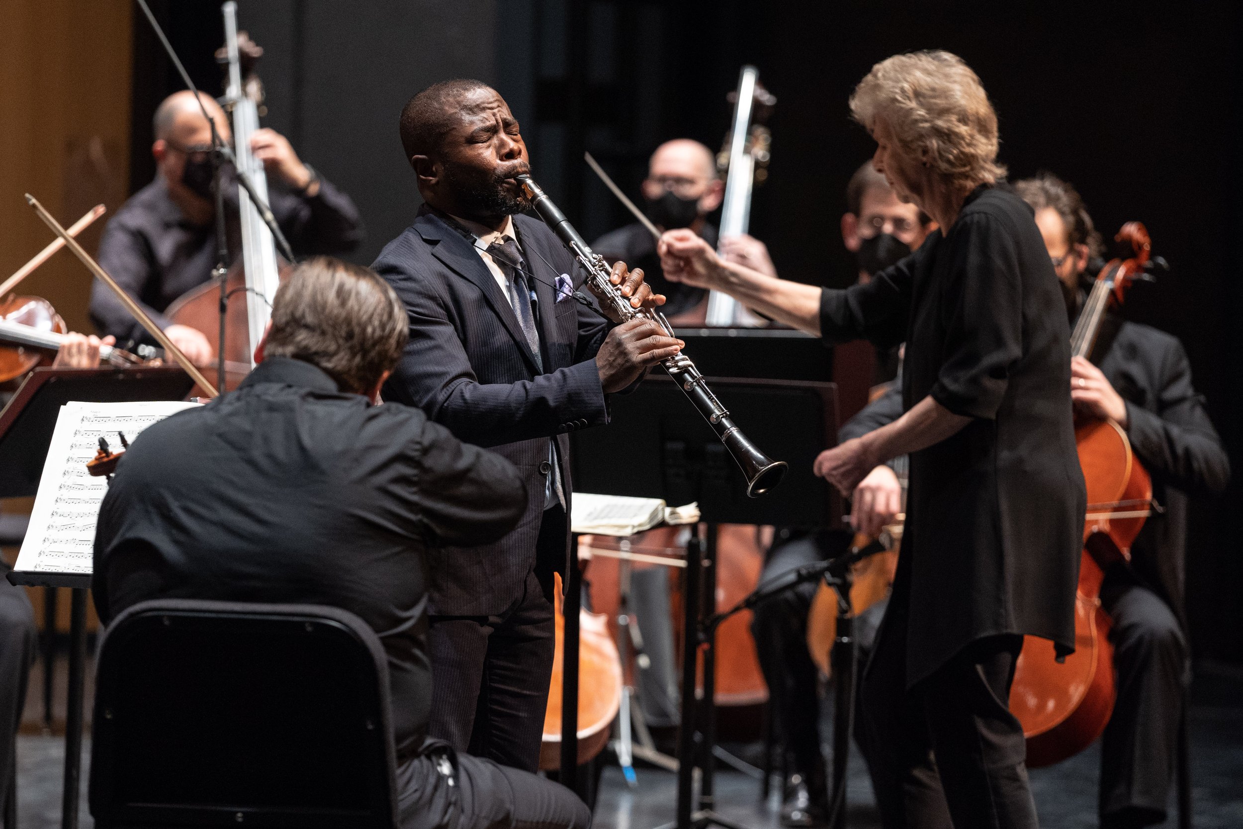  Anthony McGill performs with Dame Jane Glover and Music of the Baroque.  