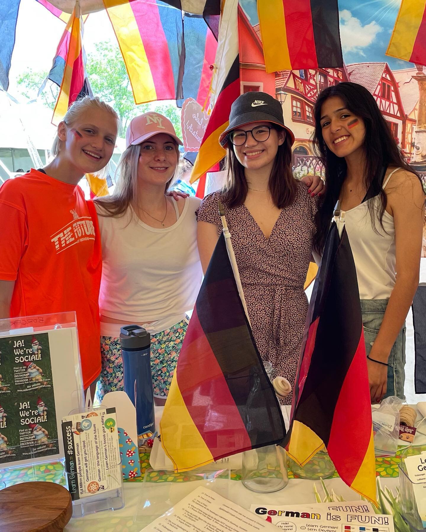☀️✨Great job to Deutsch Klub at NiskaDay for helping to run the Gnome Ring Toss game &amp; the Friends of German table. Despite the heat, our group brought a lot of good vibes &amp; community spirit &amp; it was a successful day!
🌟🌟🌟🌟🌟🌟🌟🌟
🤩?