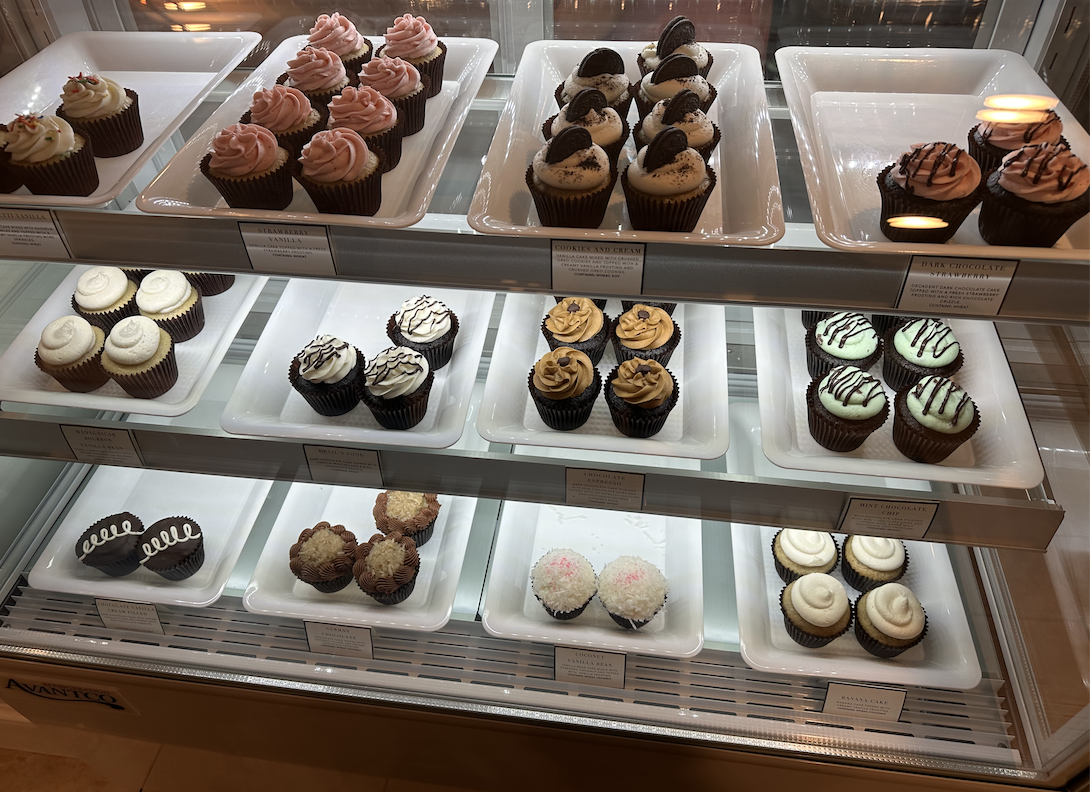  The dark chocolate strawberry cupcake is 10 out of 10 minus nothing. I tried the oreo cupcake and it did not compare. Very adorable atmosphere. Looking forward to visiting again and trying other flavors. 