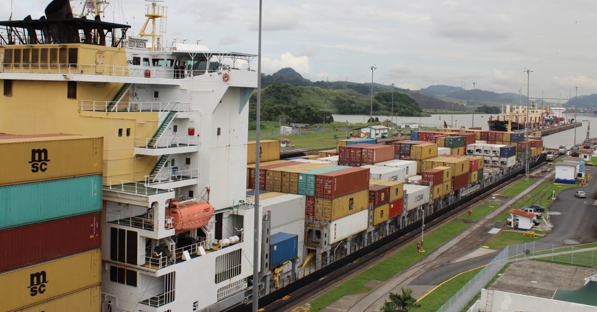 Box Queen moving out of Miraflores Locks