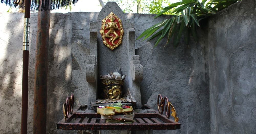 Canang sari placed on a shrine ( Padmasana) to Sanghyang Widi Wasa at a family temple.