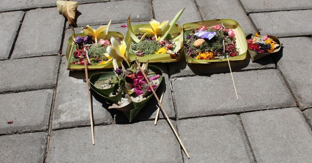 A group of canang sari on on the ground.