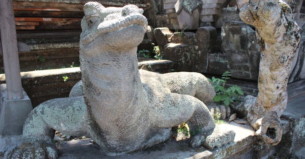 Komodo dragon statue