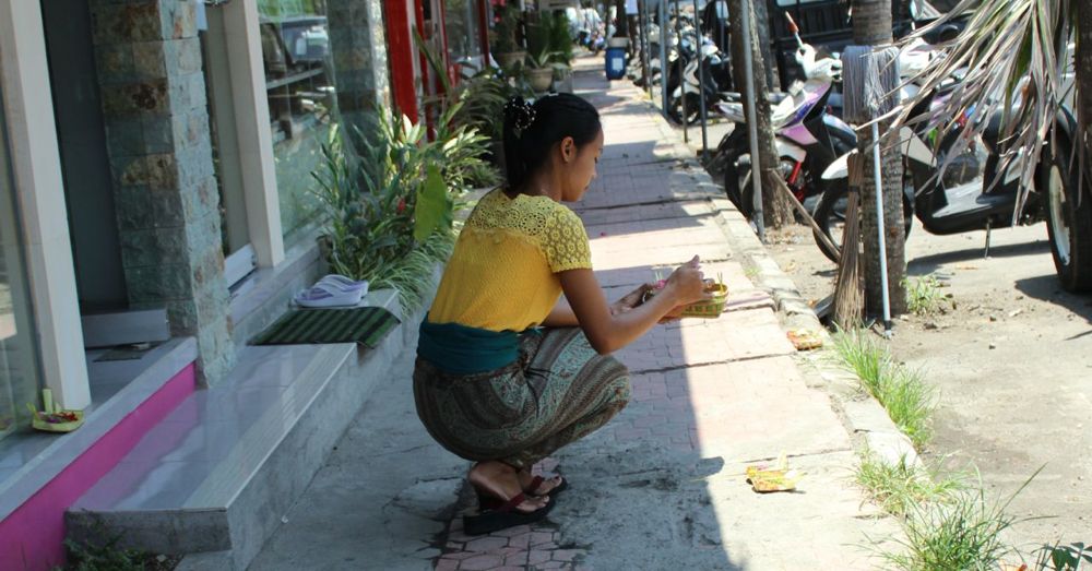 Placing the canang sari.