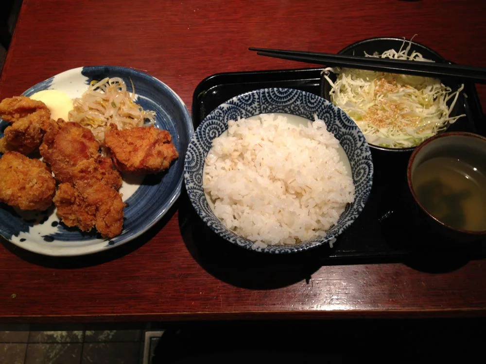 Fried chicken, rice and cabbage salad