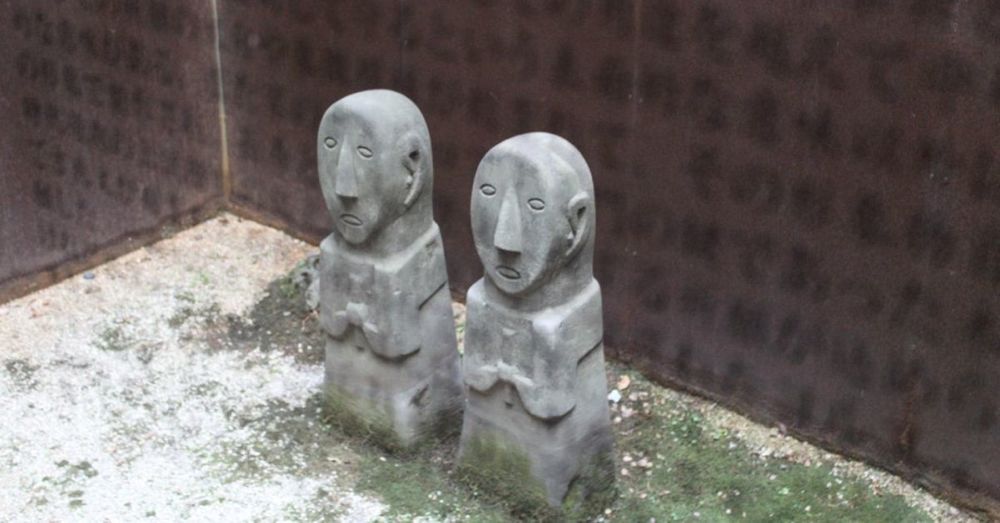 Statues at the Lock Museum