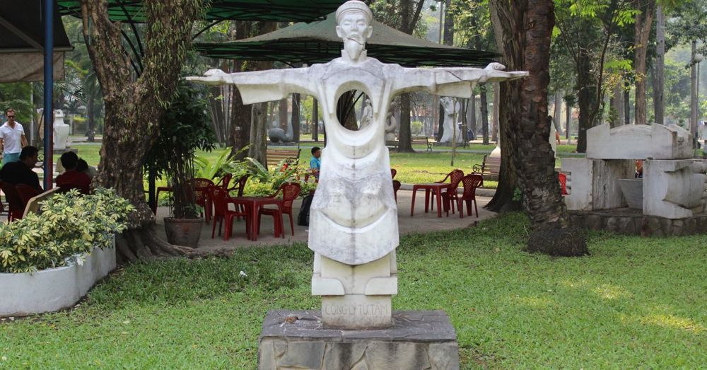 Statue in Tao Dan Park