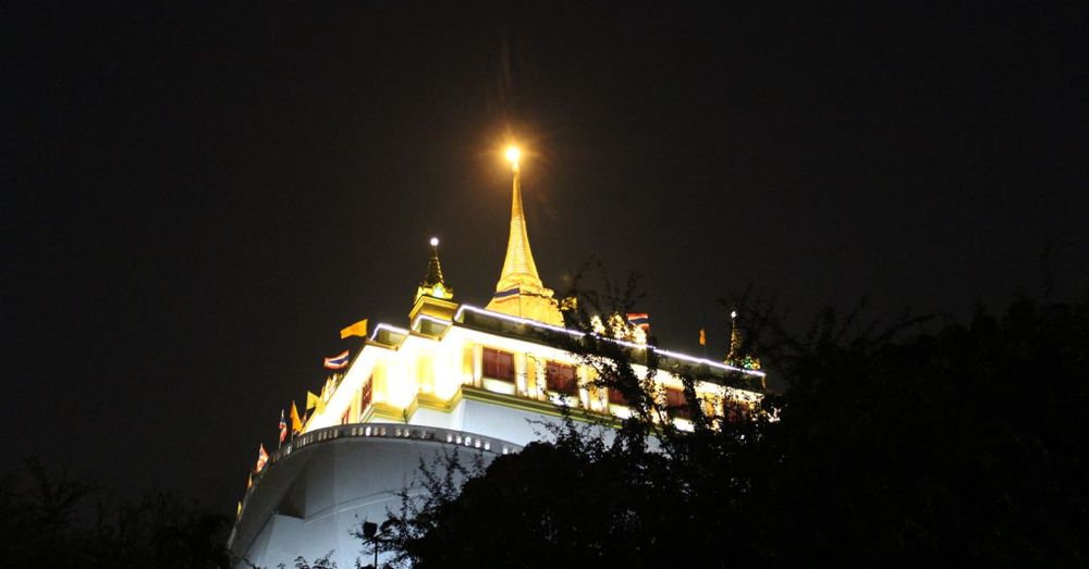 Golden Mount Temple (Wat Saket) from the street