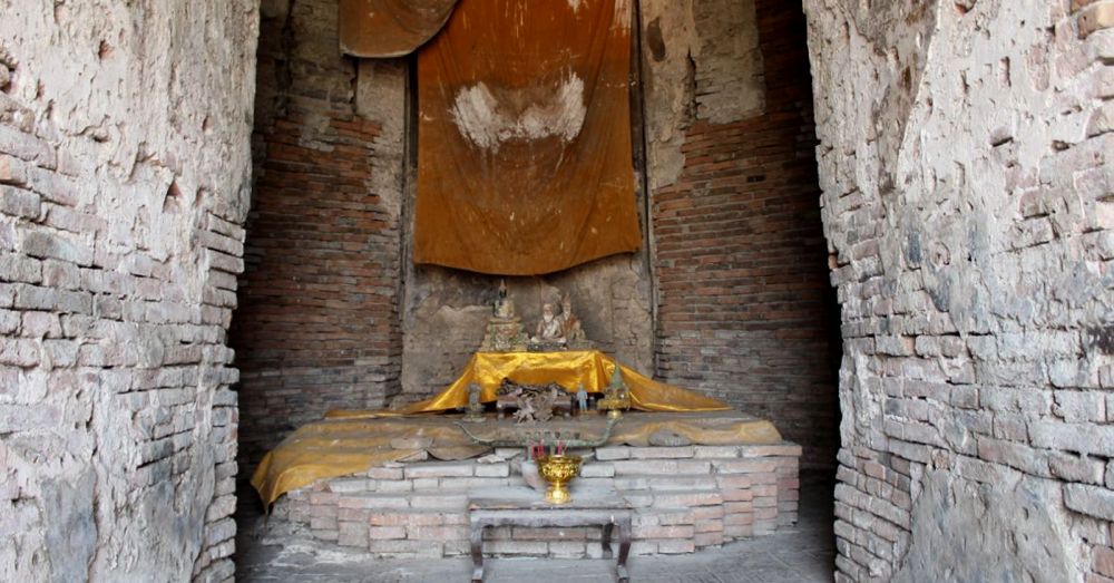 Altar at Wat Chaiwatthanaram