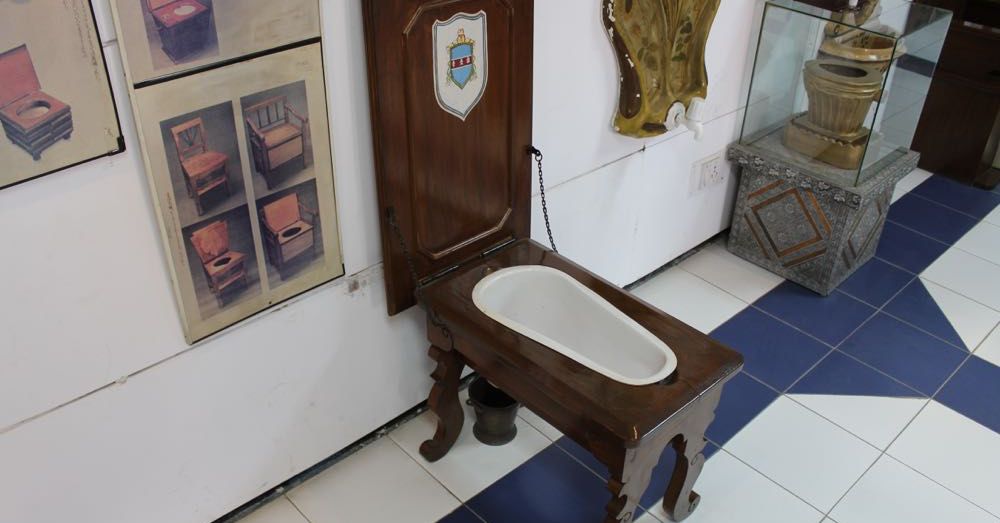 English Hunting Table Toilet