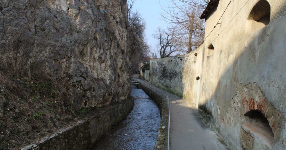 Dupa Ziduri Alley