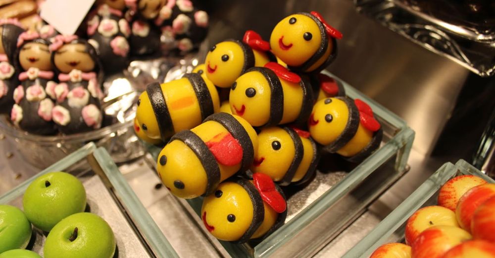 La Boqueria: Mazapan Bees!