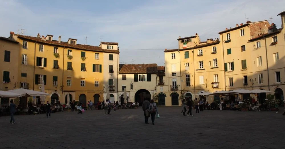 Piazza dell'Anfiteatro, Inside