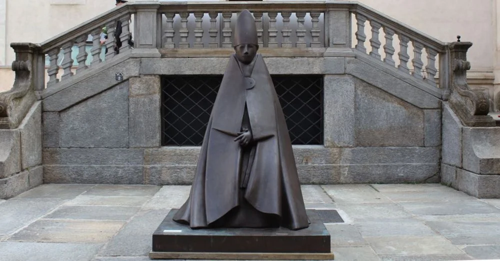 Grand Cardinale Seduto