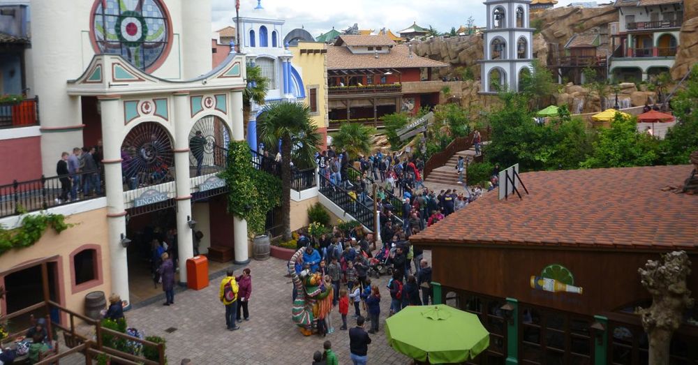 Quetzal Attracts a Crowd