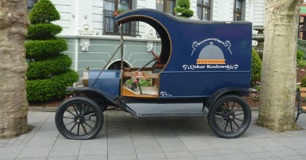 Truck outside Maus a Chocolat