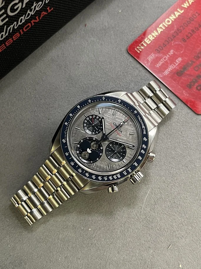 Omega Speedmaster Meteorite 30430435206001 Glamour.JPG