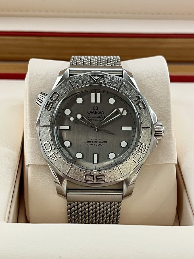 Omega SMP Relief 21030422006002 Main.JPG