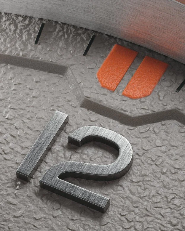 01 733 7805 4163-07 6 20 15LC Dial Closeup.jpg