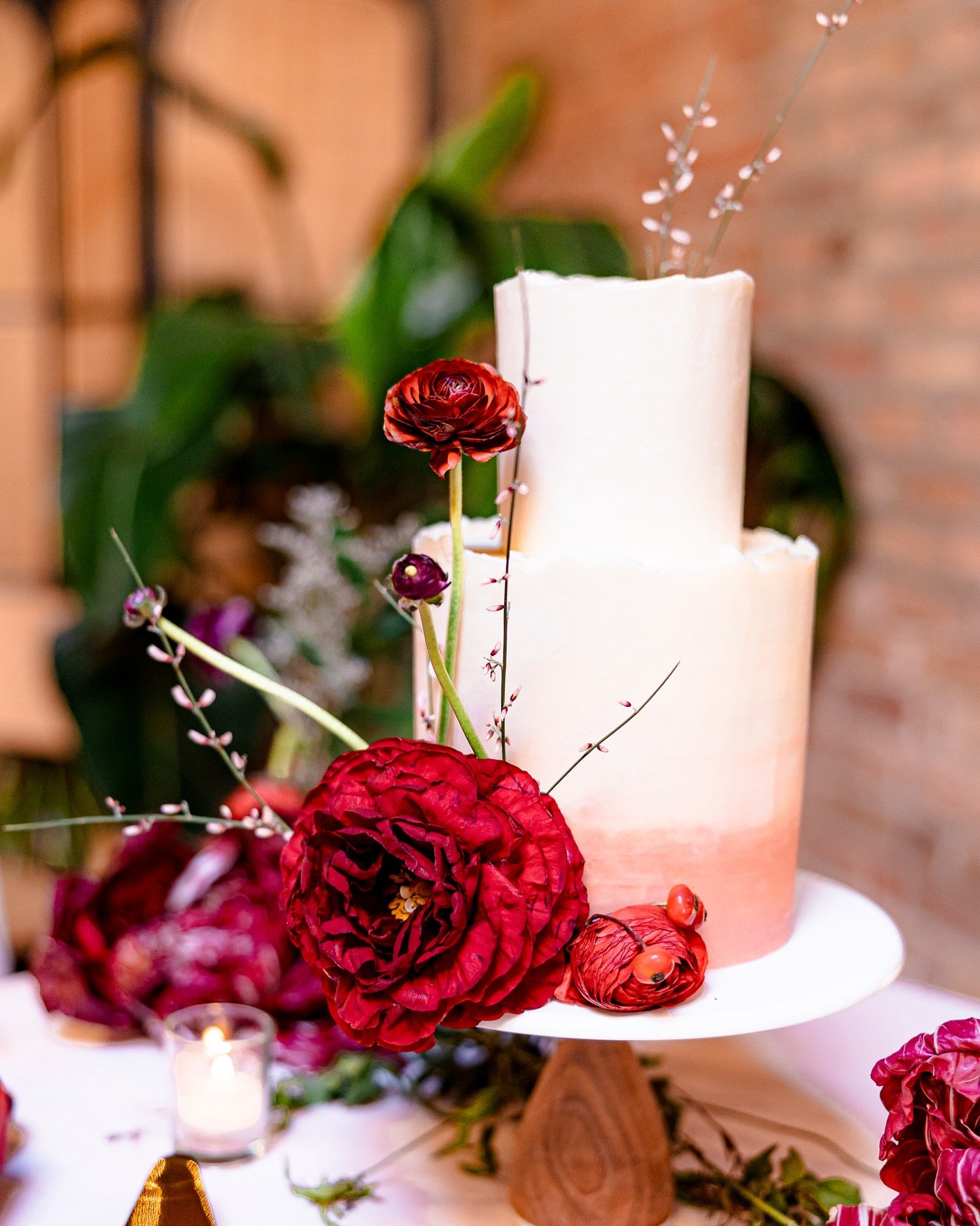 Did you know that when you book BDP to be your wedding caterer that we can make you the cake of your dreams? 🍰✨

Our pastry chef, Hannah, not only makes delicious cakes, but she&rsquo;s also a talented decorator!🌹 Pictured is the beautiful cake tha