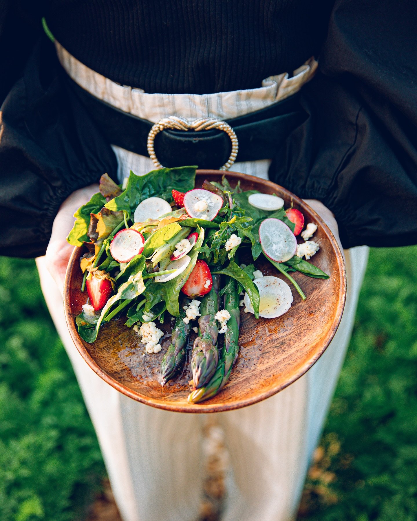 Spring has officially sprung and we&rsquo;re starting this beautiful week off with a colorful and crunchy salad! ☺️🍓

📷 | @kate_scott_photography