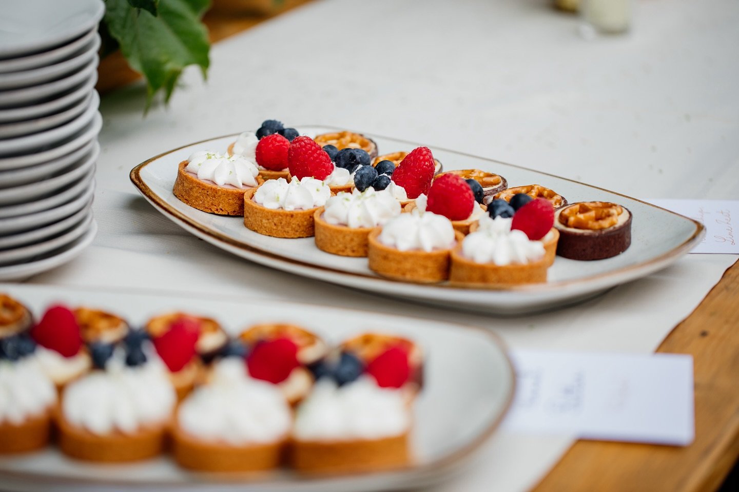 It&rsquo;s almost the weekend and we think that calls for a delicious sweet treat! 😋 Our mini pie tarts are one of our most popular wedding + event desserts because there are so many flavors to choose from! 

Guests at this baby shower in the BDP Ur