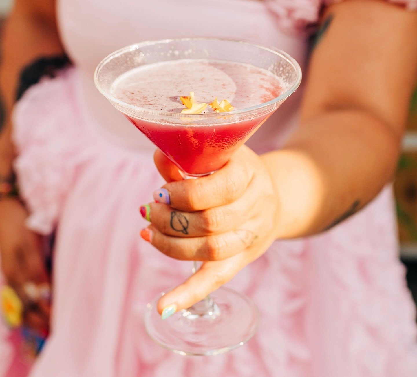 Cheers to Friday! Featuring this Malibu Barbie cocktail from our Barbiecore farm dinner last summer 💓🌸

Recipe
- Rum 🍹 
- Pineapple 🍍 
- Lime 🍋&zwj;🟩 
- Grenadine 🍒