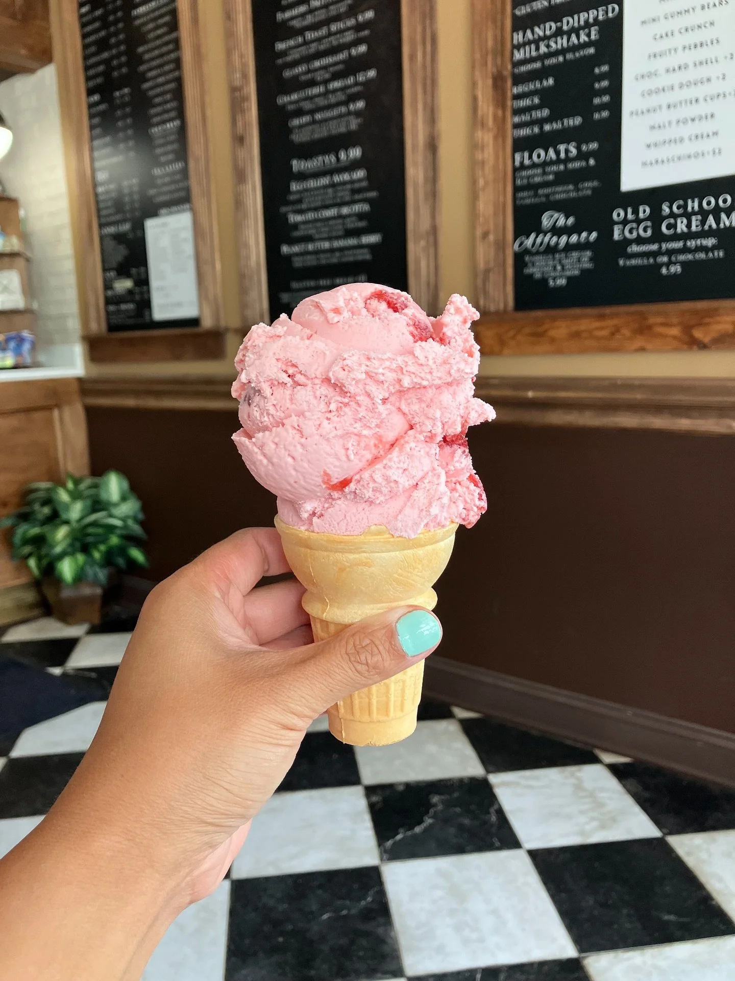 happy #nationalicecreamday 😚🍦🍓✨

#icecream #summer #jerseycollective #strawberryicecream #icecreamshop