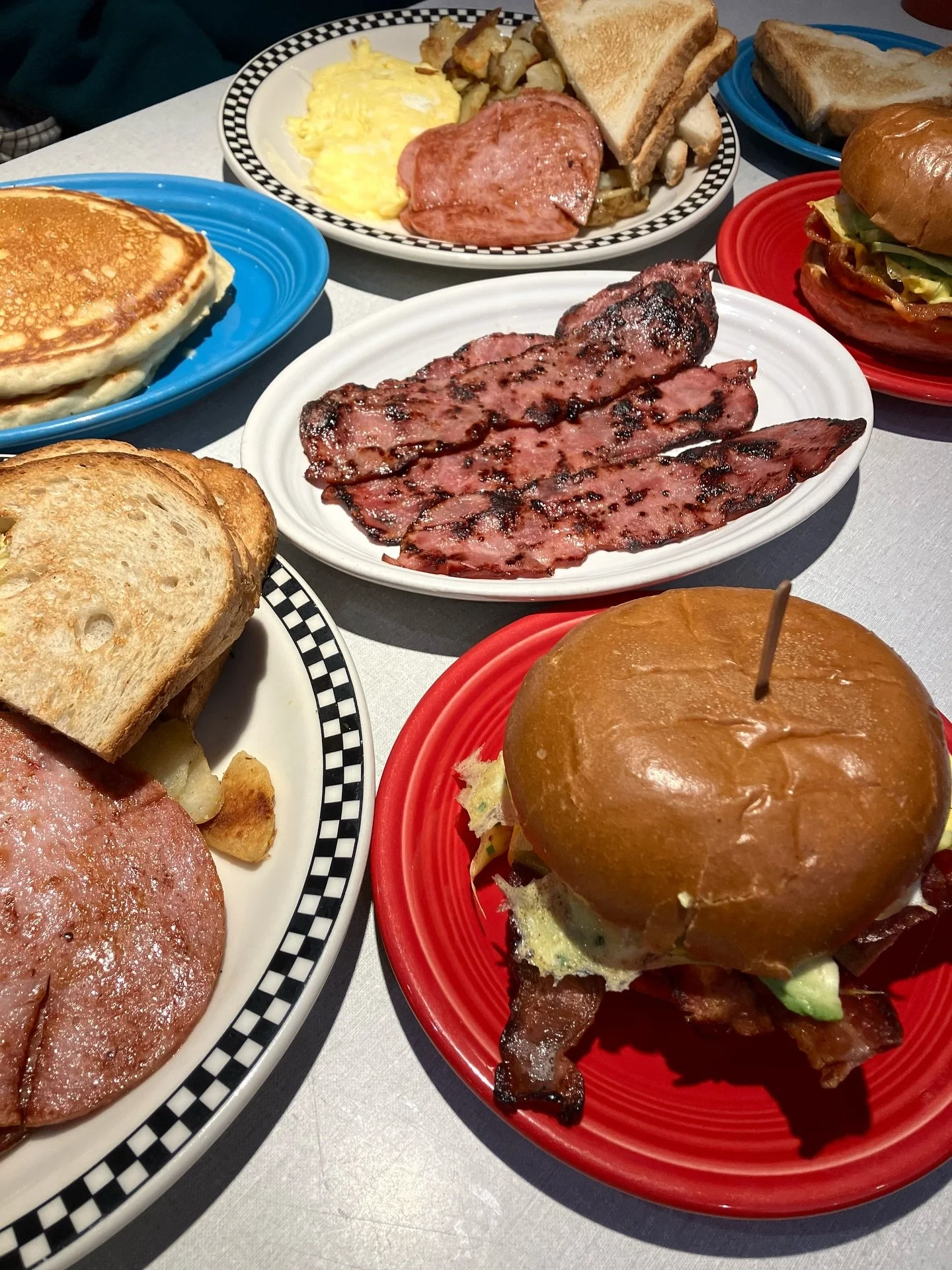 ate like we just ran the nyc marathon 🍳🥓🥞🍔🥔 (none of us ran the marathon) 😅 thanks for a top tier sunday brunch @billslunch 😋

#sundaybrunch #chesternj #northjerseyeats #diner #billsluncheonette #njeats #jerseycollective #brunch