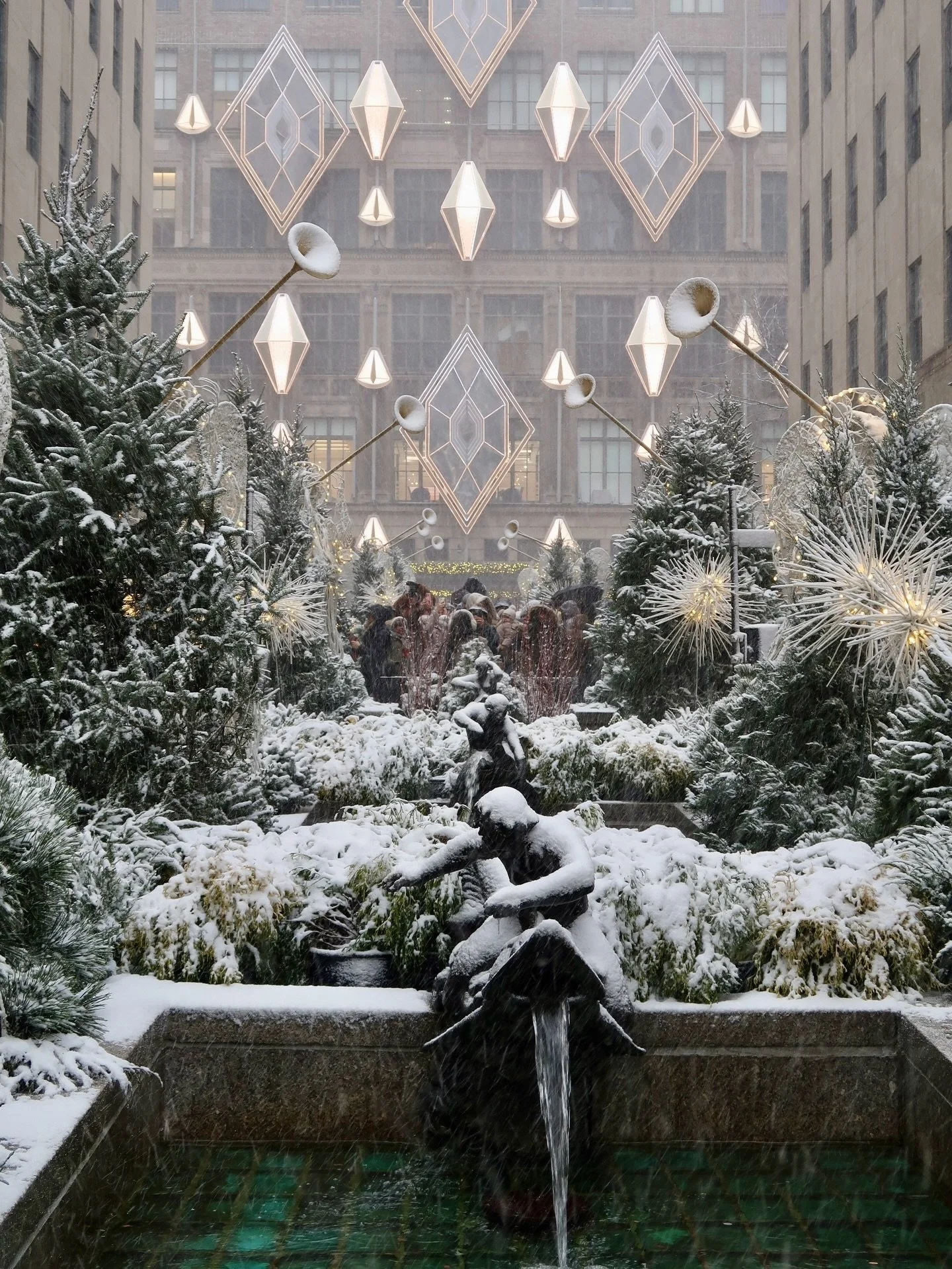 last weekend&rsquo;s snow day itinerary in nyc ❄️

1-3 @rockefellercenter tree &amp; fountains were so magical dusted in snow 🥹
4-5 @radiocitymusichall for #rockettes100 💃
6-9 @newyorkpalace - be sure to stop into the lobby and see the gingerbread 