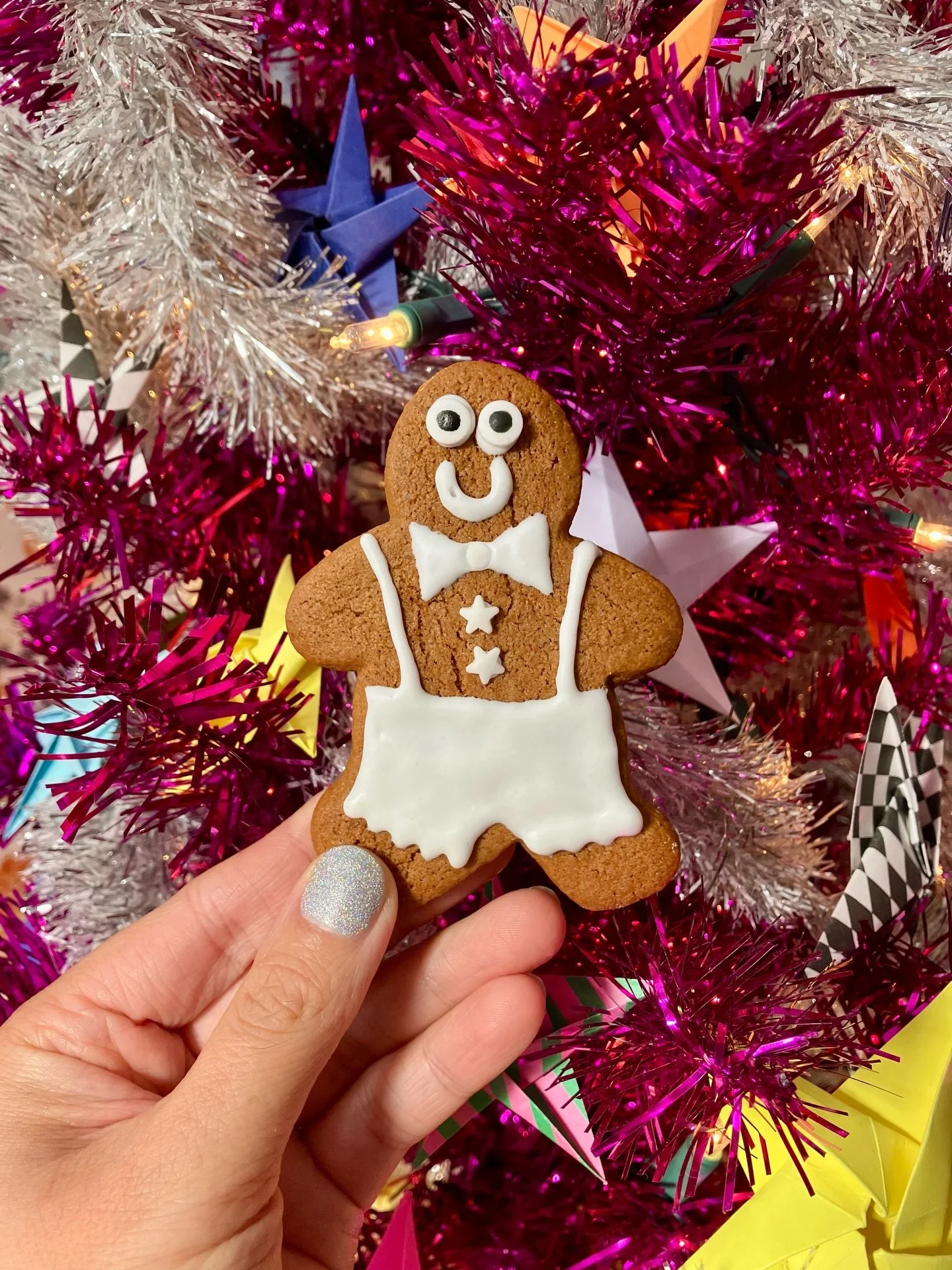 this year&rsquo;s christmas cookies officially wrapped 🍪🎀✨ each year I feel like I&rsquo;m always refining the line up 😏 this year included:

- classic gingerbread 
- brown butter salted chocolate chunk
- peppermint chocolate s&rsquo;more
- chewy 
