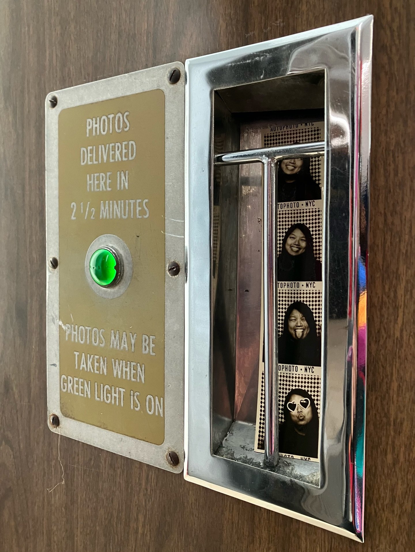 a peek behind the (photobooth) curtain last week at @autophoto w/ @lomographyusa 📸&hearts;️🎞️

was thrilled that the color paper (discontinued in 2005) was still available in the MTV model 21 booth 🌈 (since then, it&rsquo;s run out again and is ba