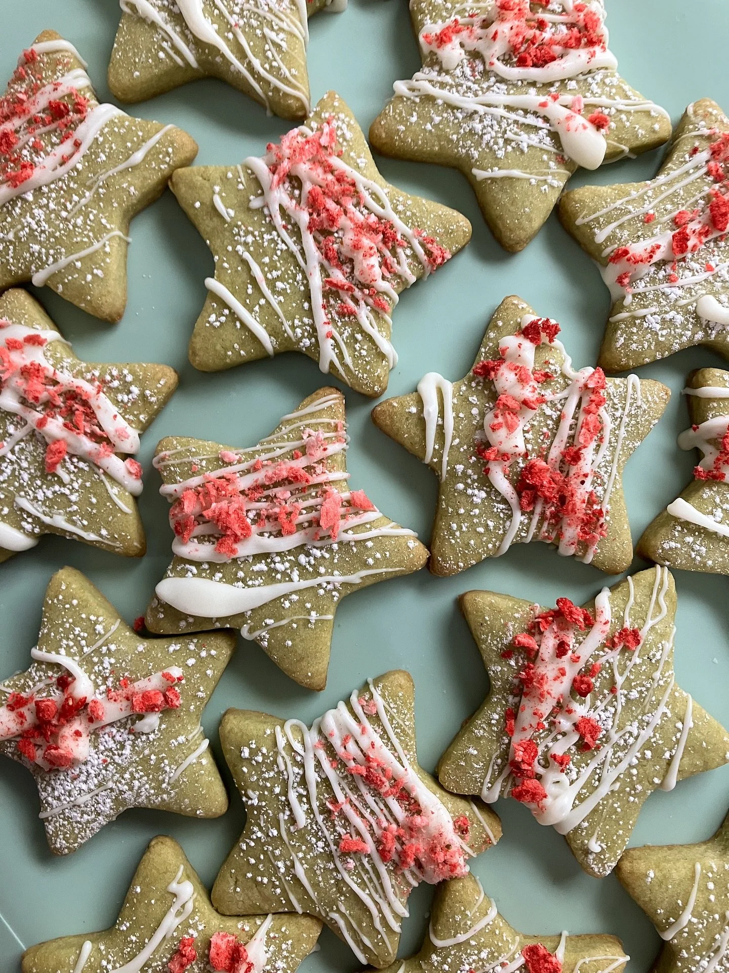 matcha shortbread cookies dusted in powdered sugar, drizzled with white chocolate, and sprinkled with crushed freeze dried strawberries 💫🍵⭐️🍓✨

#shortbreadcookies #matchastrawberry #matchawhitechocolate #matchacookies #bakersgonnabake