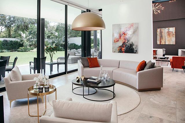 Anyone else like to spend their time in this stunning warm tone and open concept space? WE do!⠀⠀
⠀⠀
@cf_ecuador⠀⠀
⠀⠀
⠀⠀
#creamcolors  #warmtonedesign #interiordesign #dreamlivingrooms #highend #modern #design #openfloorplan #interiors #design #decor 