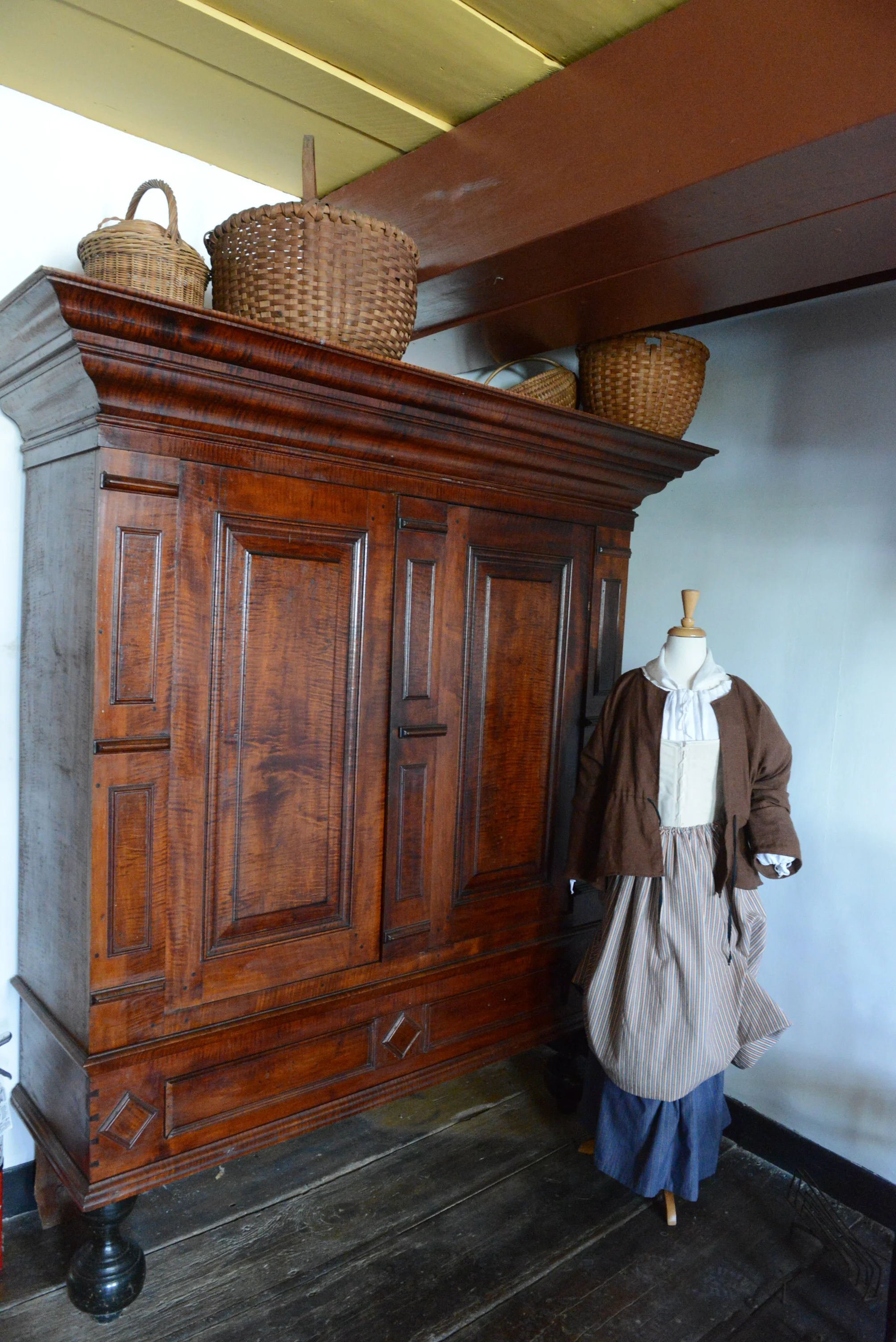 Tiger Maple Kast in the Abraham Hasbrouck House