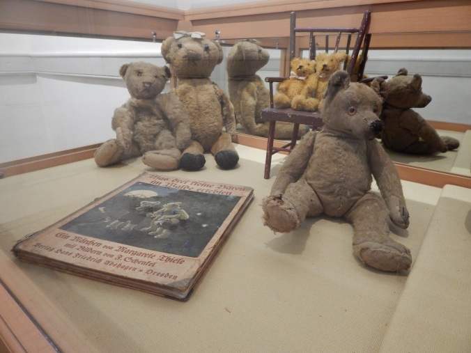 NEWS RELEASE: Historic Huguenot Street Presents Exhibition of Vintage Steiff  Teddy Bears — Historic Huguenot Street