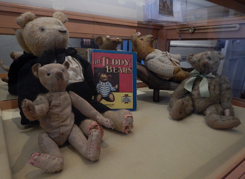 NEWS RELEASE: Historic Huguenot Street Presents Exhibition of Vintage Steiff  Teddy Bears — Historic Huguenot Street
