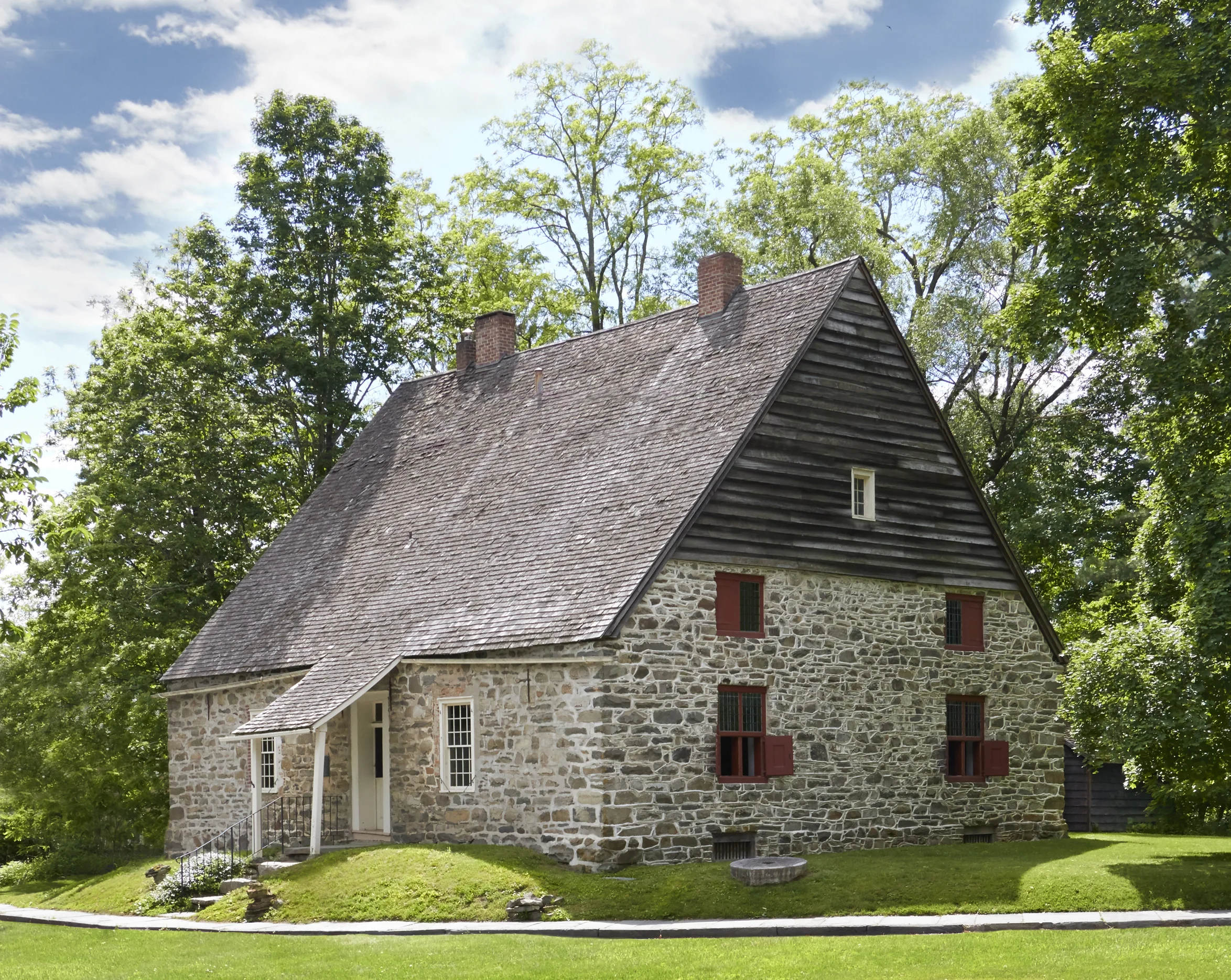 Jean Hasbrouck House (ca. 1721), Historic Huguenot Street, New Paltz, NY. Photo by Pieter Estersohn, 2017.
