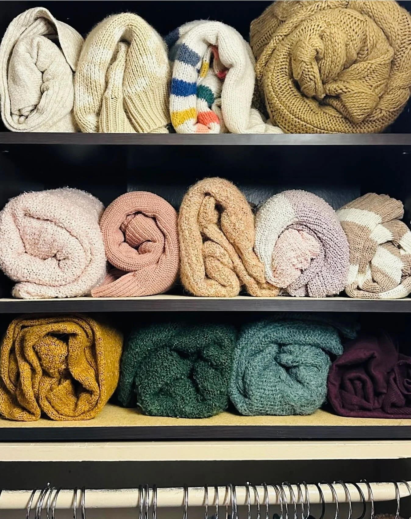 QUICK TIP! Rolling your sweaters is a great way to save space, reduce creases and make them easier to grab and go! 🧶
#helpyoudwell #closet #organizing #knoxville #tn #professionalorganizer