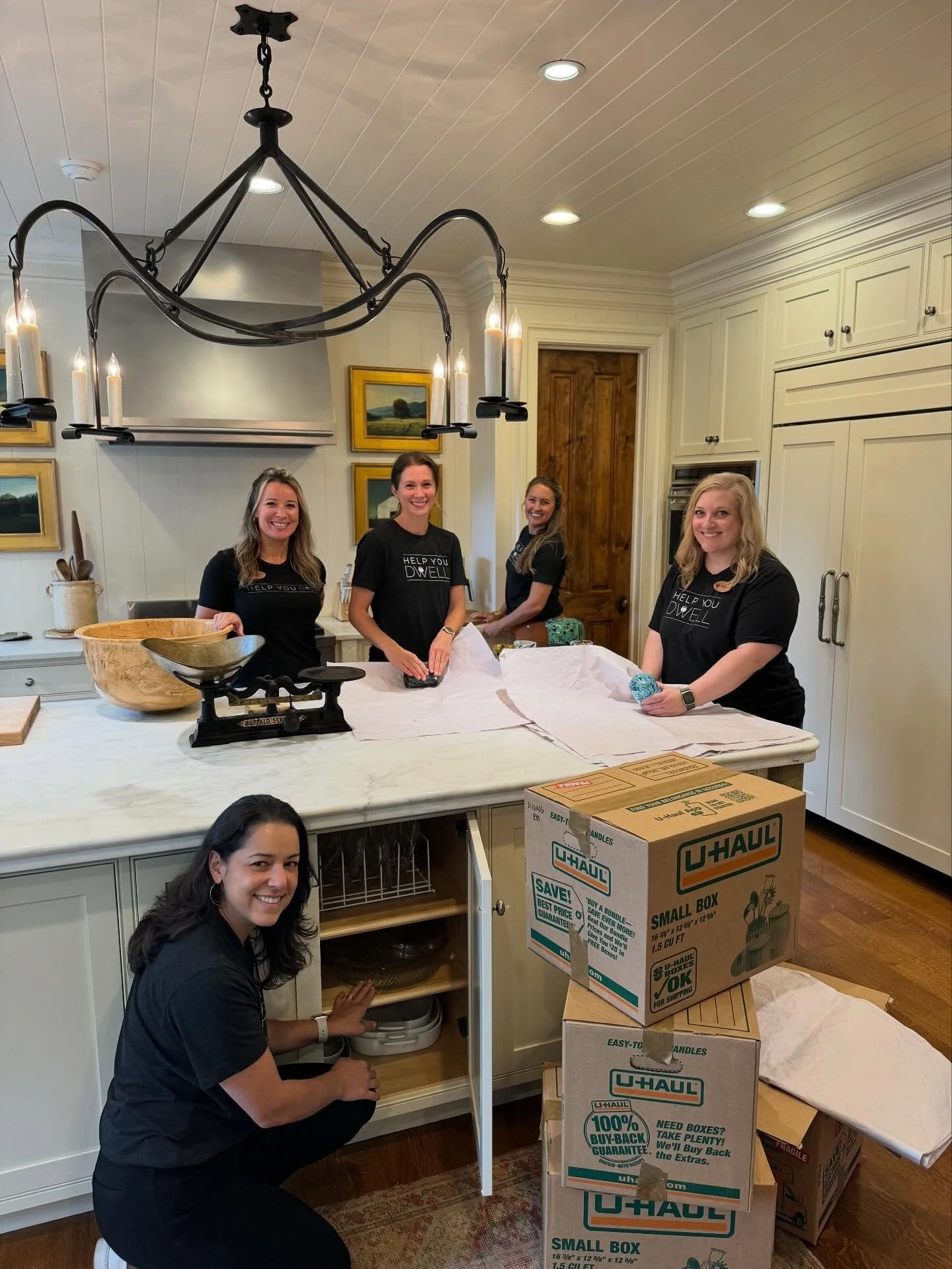 Do you have an upcoming move and want the process to be seamless? These ladies love packing with care to make the process a no brainer! #professionalorganizer #knoxville #tennessee #packing #moving #organize #home