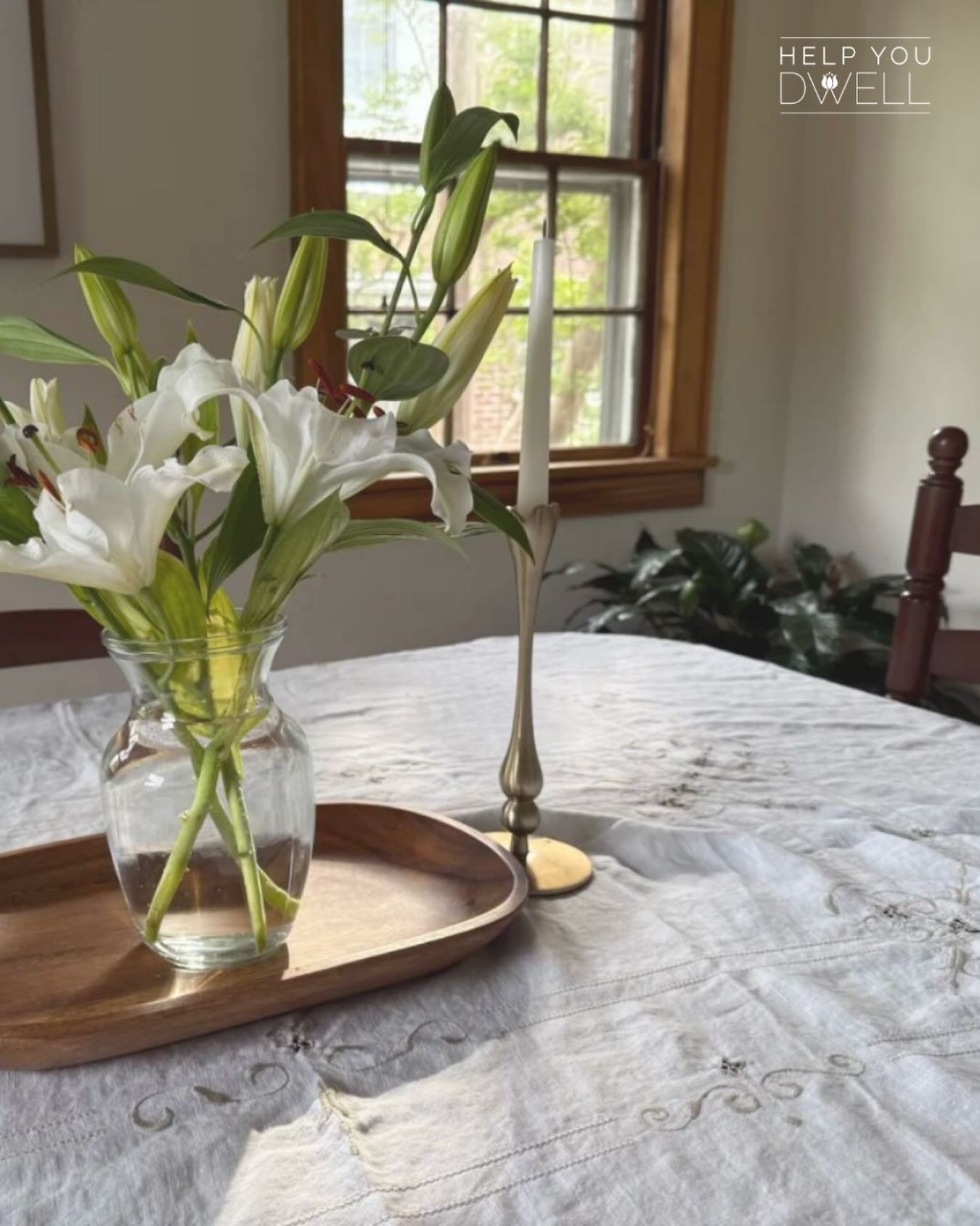 Simple ways to make your table feel fresh and ready for Easter🐣🌿

&bull; Add soft florals or greenery 
&bull; Mix in natural textures like wood and wicker 
&bull; Use dyed eggs as simple seasonal accents 

The perfect table setting doesn&rsquo;t ne