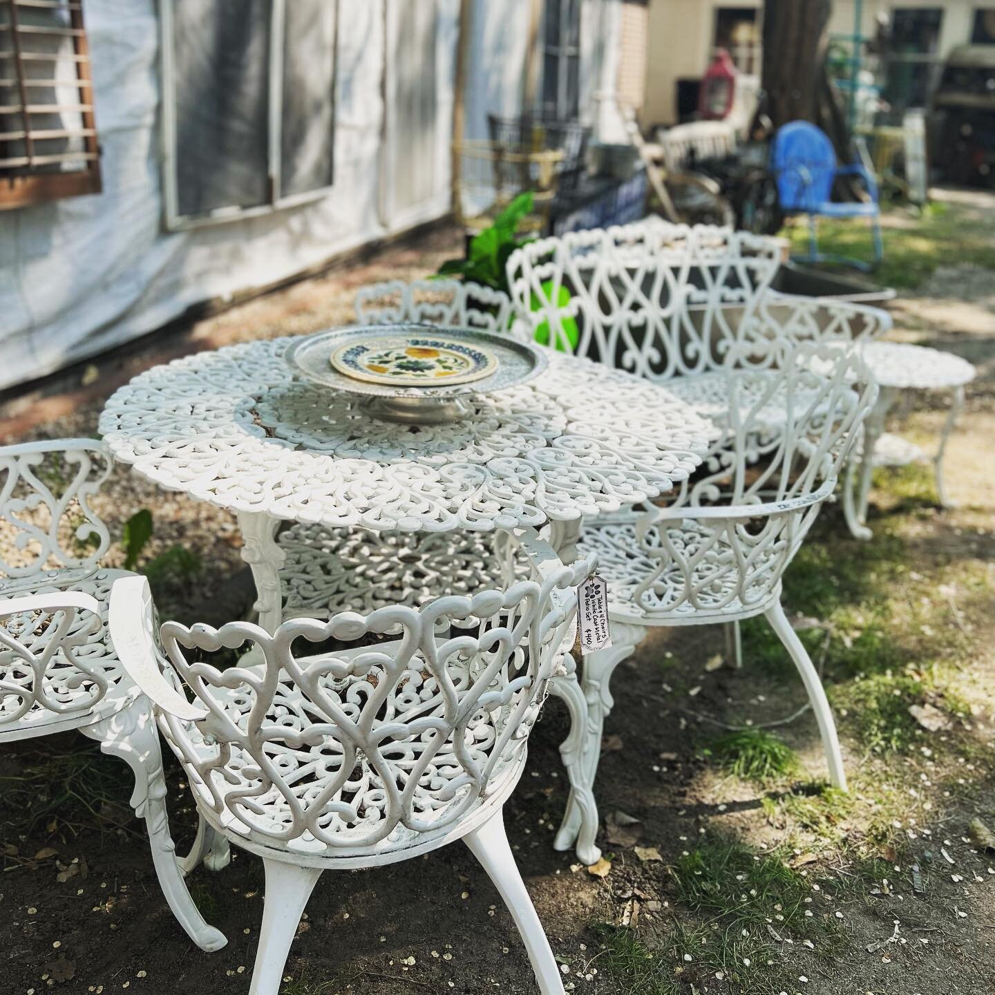 Make a lovely statement on your porch or patio with vintage cast metal outdoor furniture. Available at @enchantingobjectsboise #vintagepatiofurniture #patiolife #eatoutside #makehomebeautiful #vintageisbetter #bestvintageunderoneroof